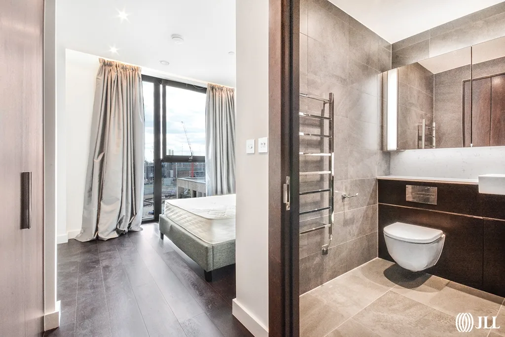 Flat Ponton Road in Greater London