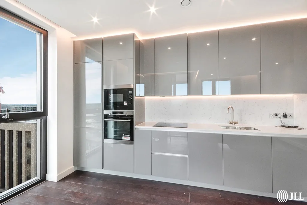 Flat Ponton Road in Greater London