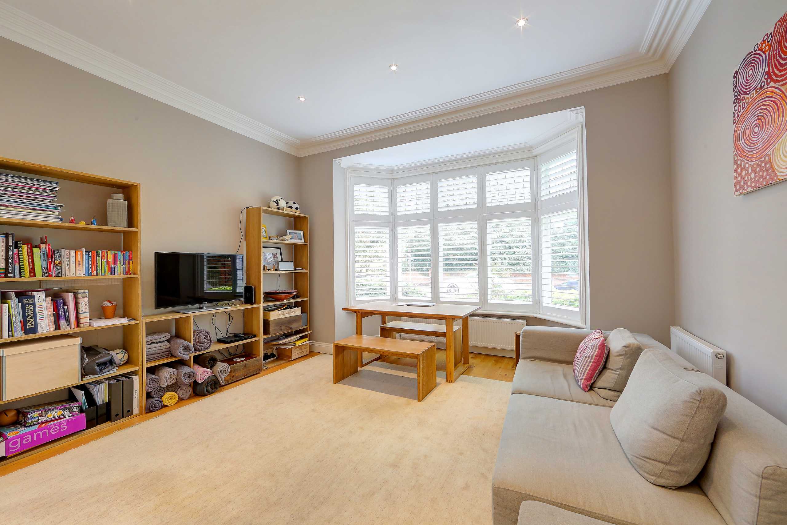 Flat Ridgway Gardens in Greater London