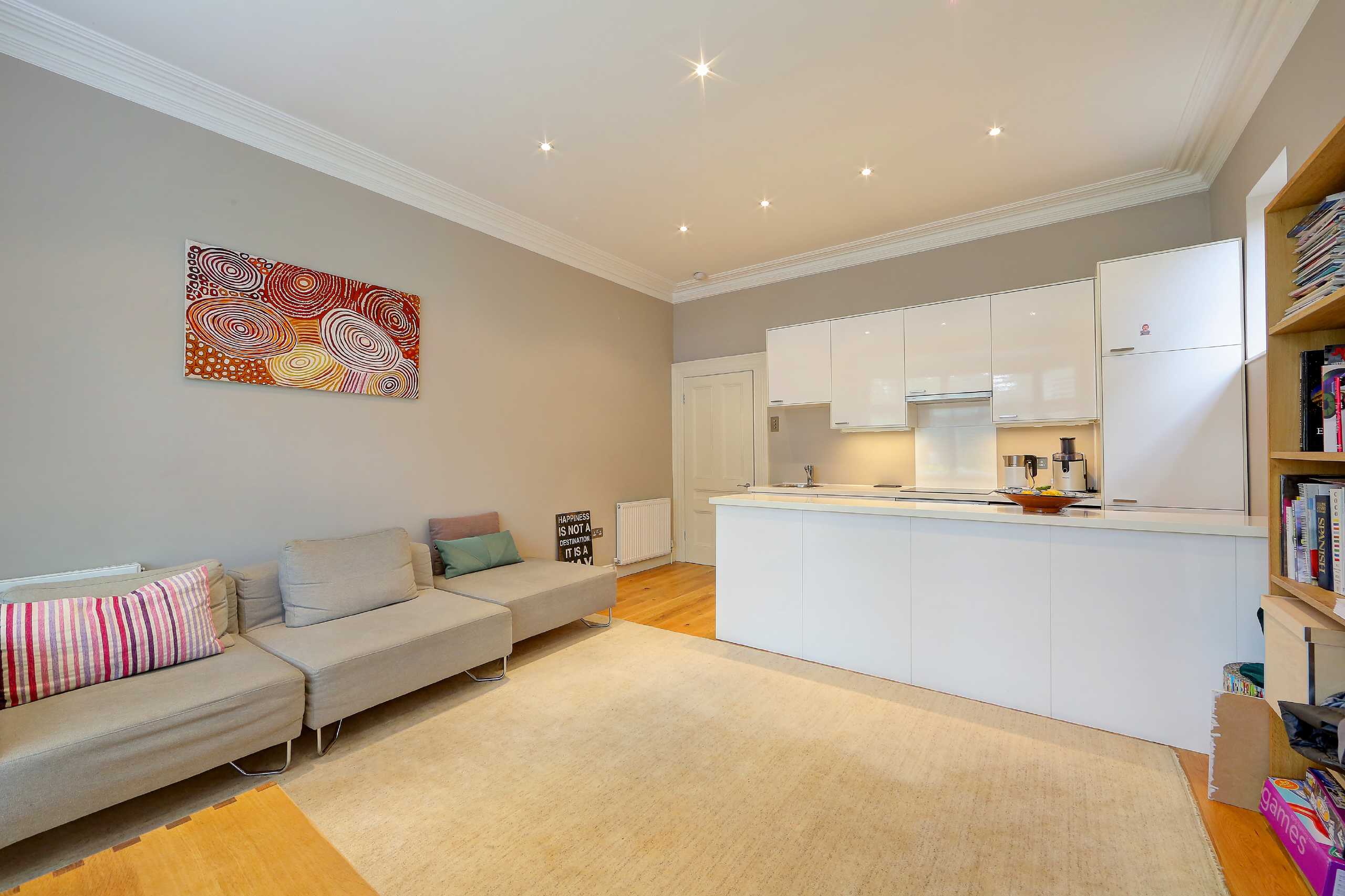 Flat Ridgway Gardens in Greater London