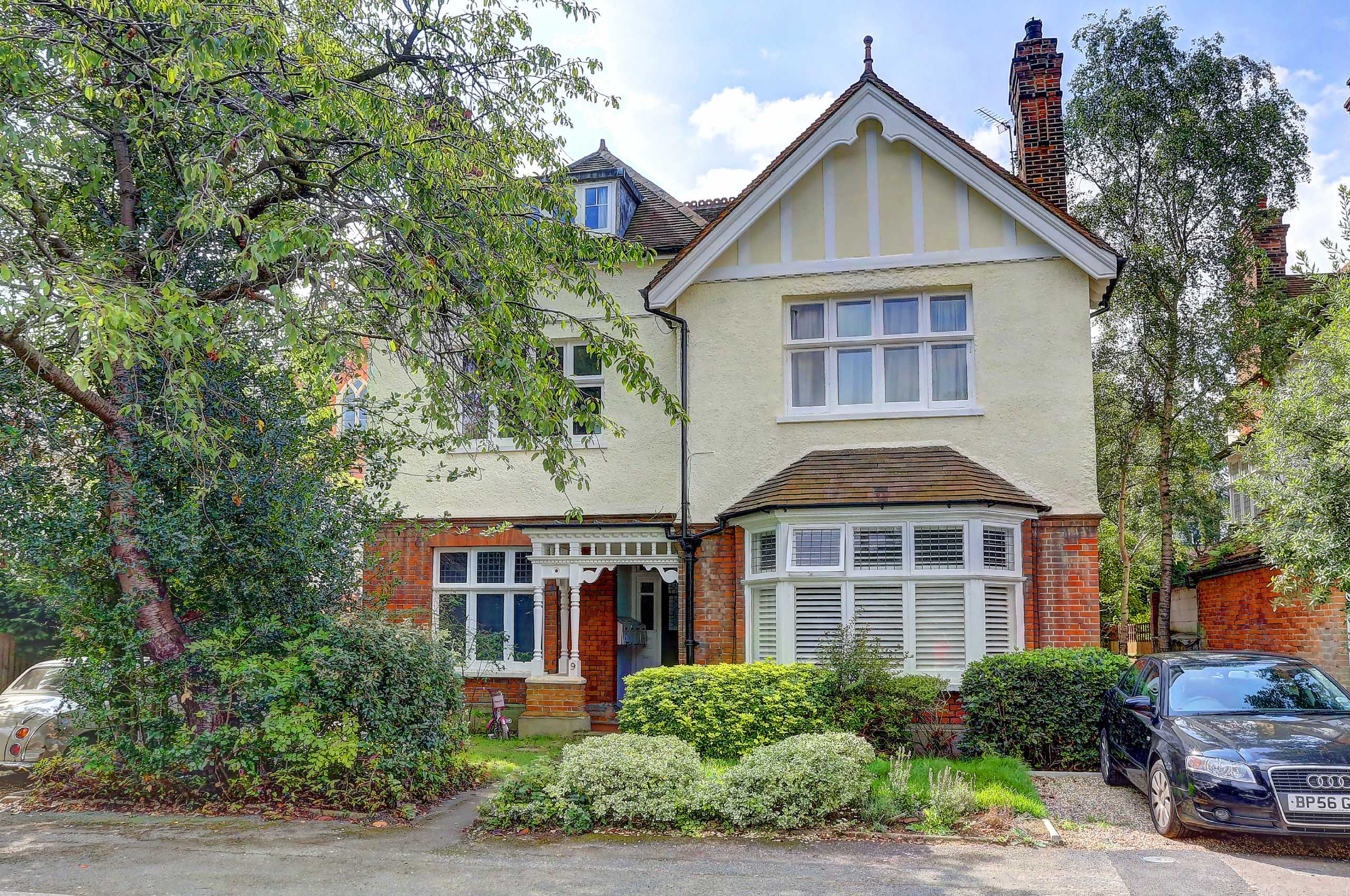 Flat Ridgway Gardens in Greater London
