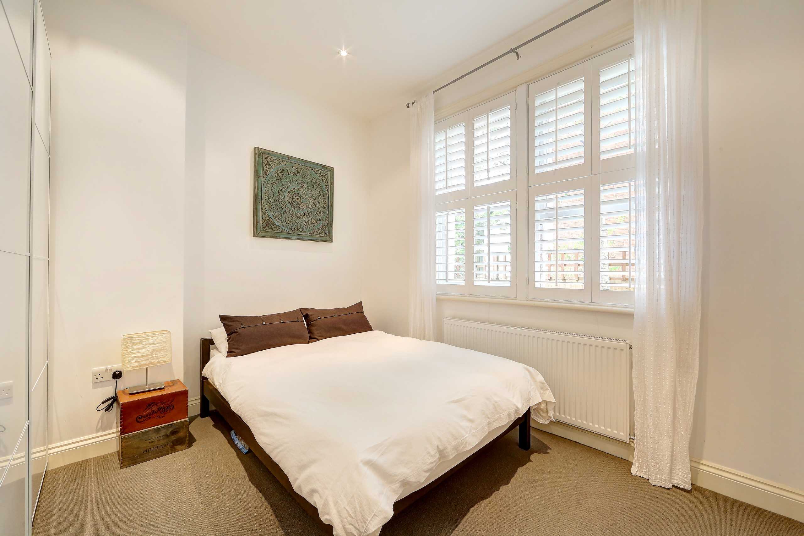 Flat Ridgway Gardens in Greater London