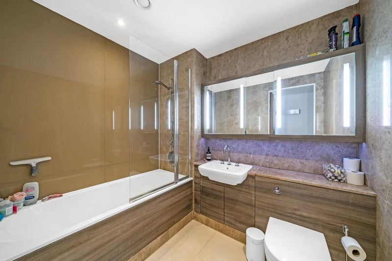 Room Juniper Drive in Greater London