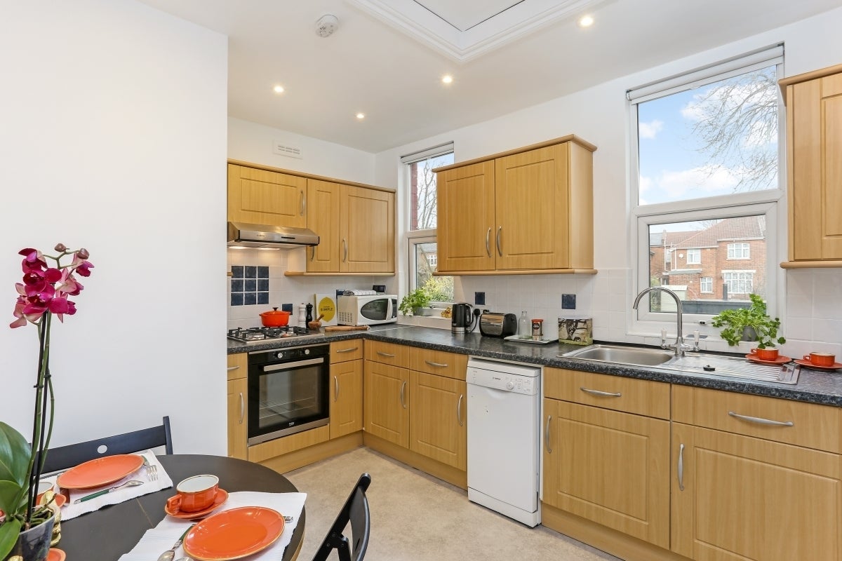 Flat Spezia Road in Greater London