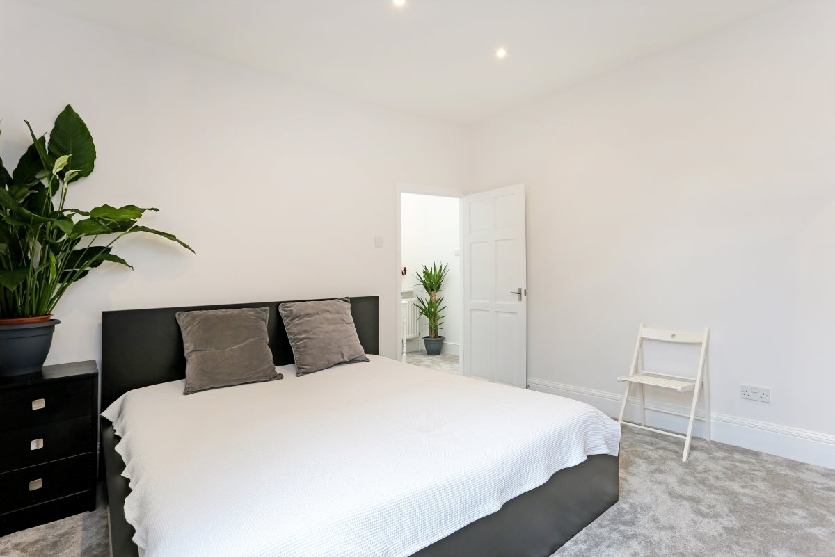 Flat Spezia Road in Greater London