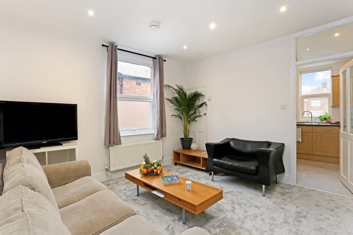 Flat Spezia Road in Greater London