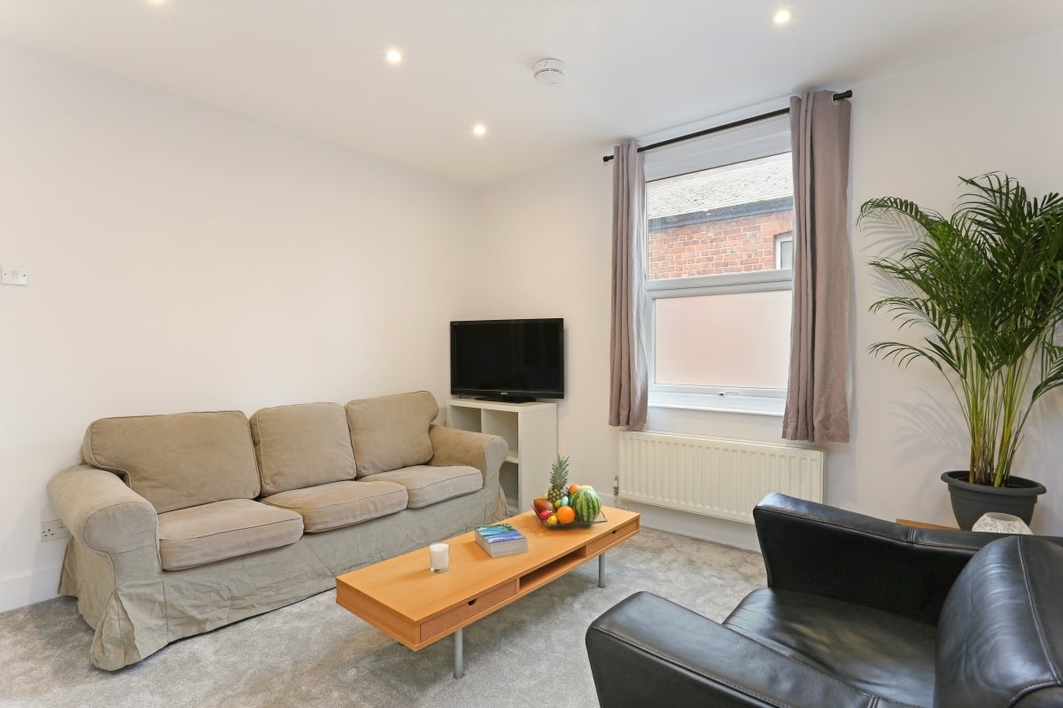 Flat Spezia Road in Greater London