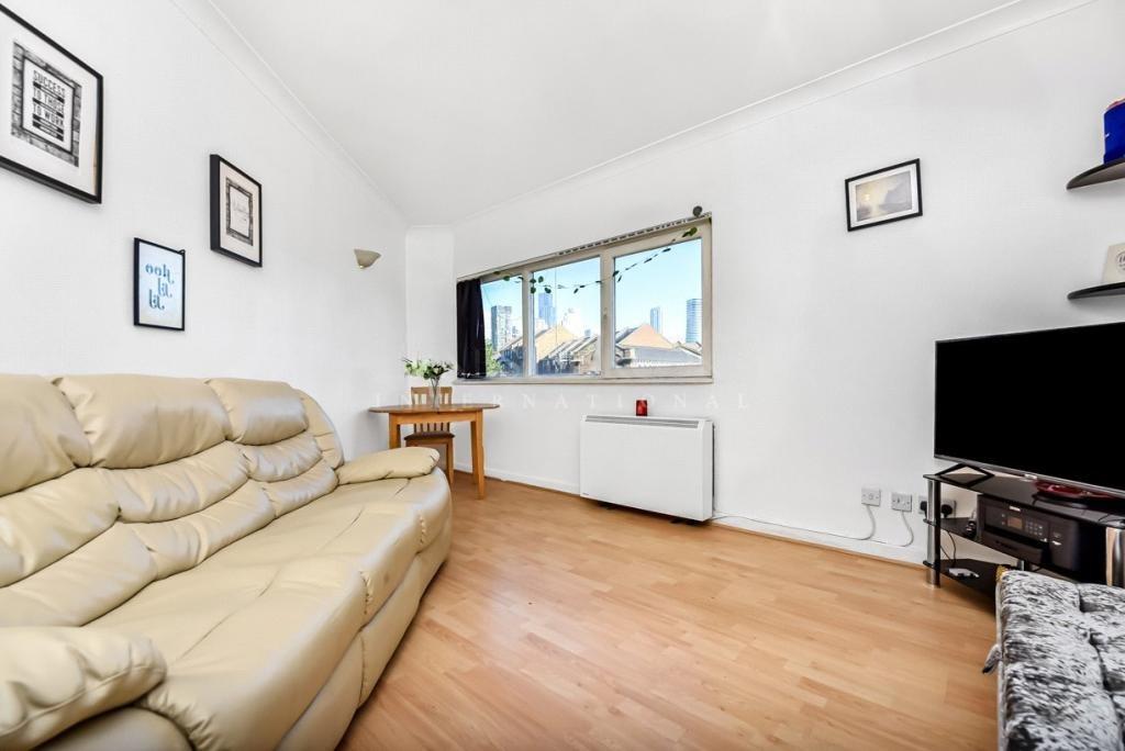 Flat Westferry Road in Greater London