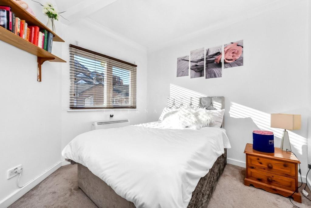 Flat Westferry Road in Greater London