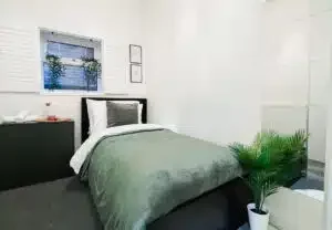 Flat Gleneldon Road in Greater London