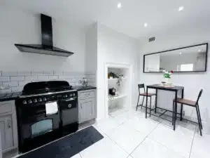 Flat Gleneldon Road in Greater London