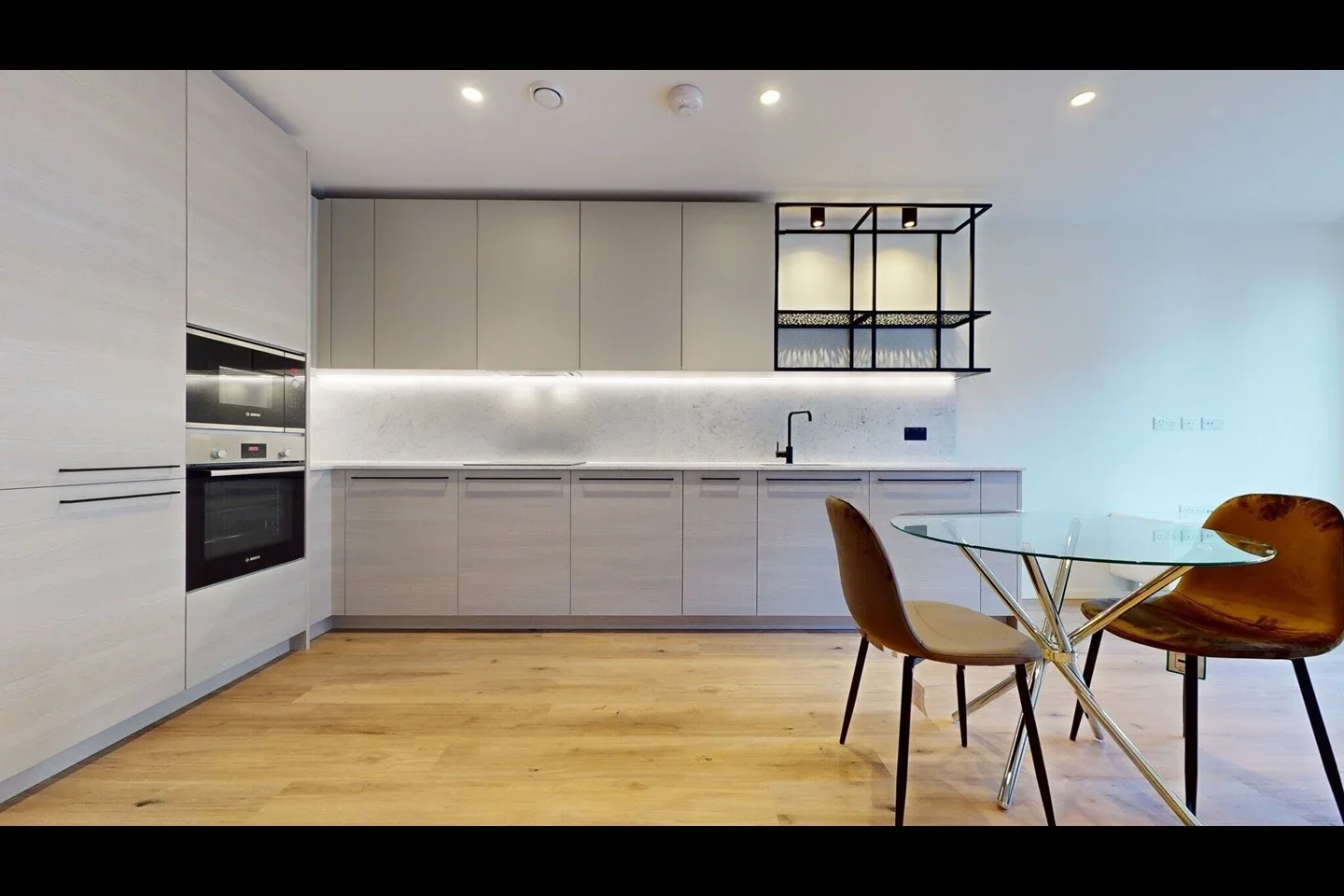 Flat Hawser Lane in Greater London