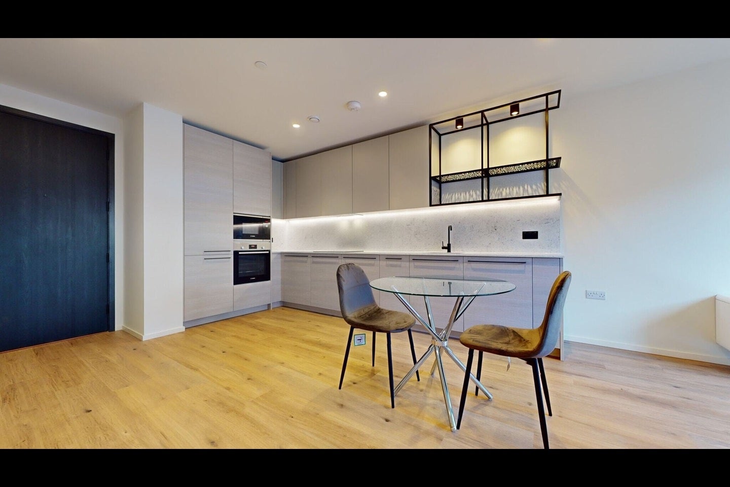 Flat Hawser Lane in Greater London