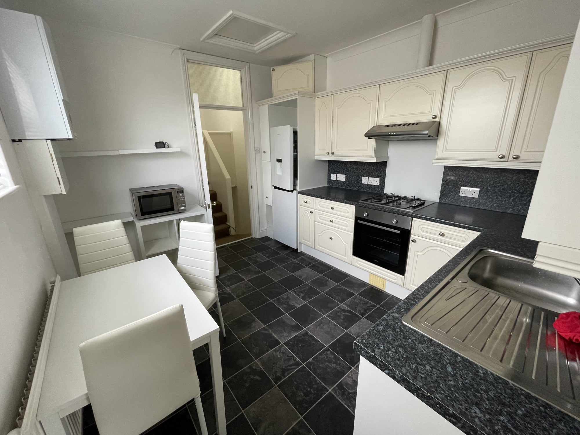 Flat Chestnut Avenue North in Greater London