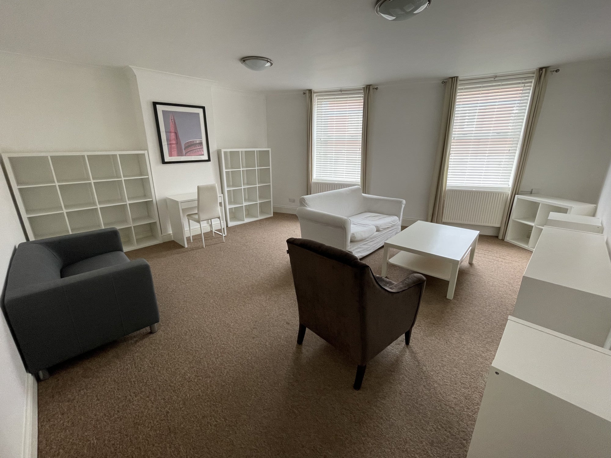 Flat Chestnut Avenue North in Greater London