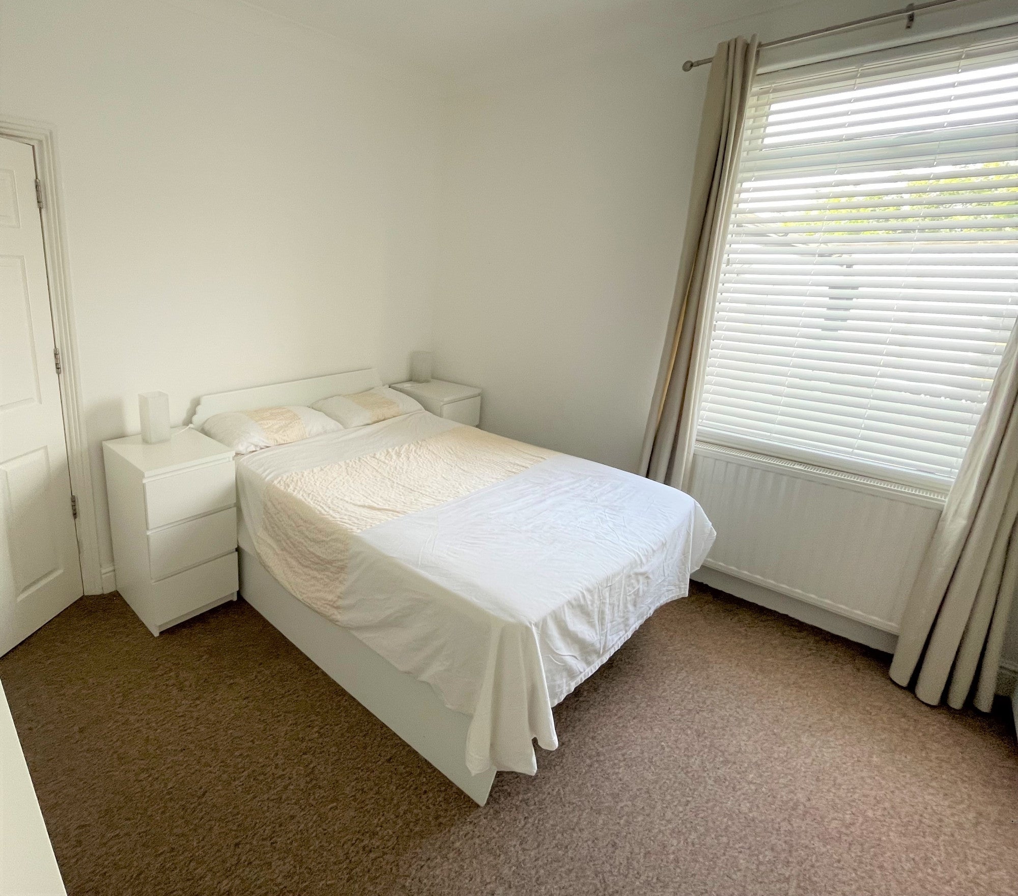 Flat Chestnut Avenue North in Greater London