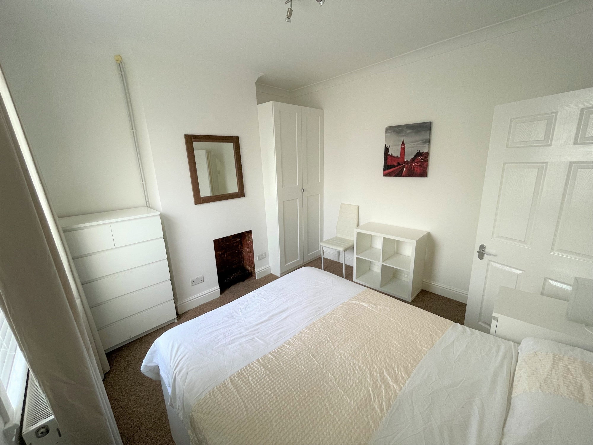 Flat Chestnut Avenue North in Greater London