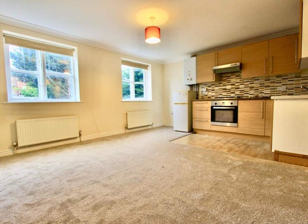 Flat Pickard Close in London