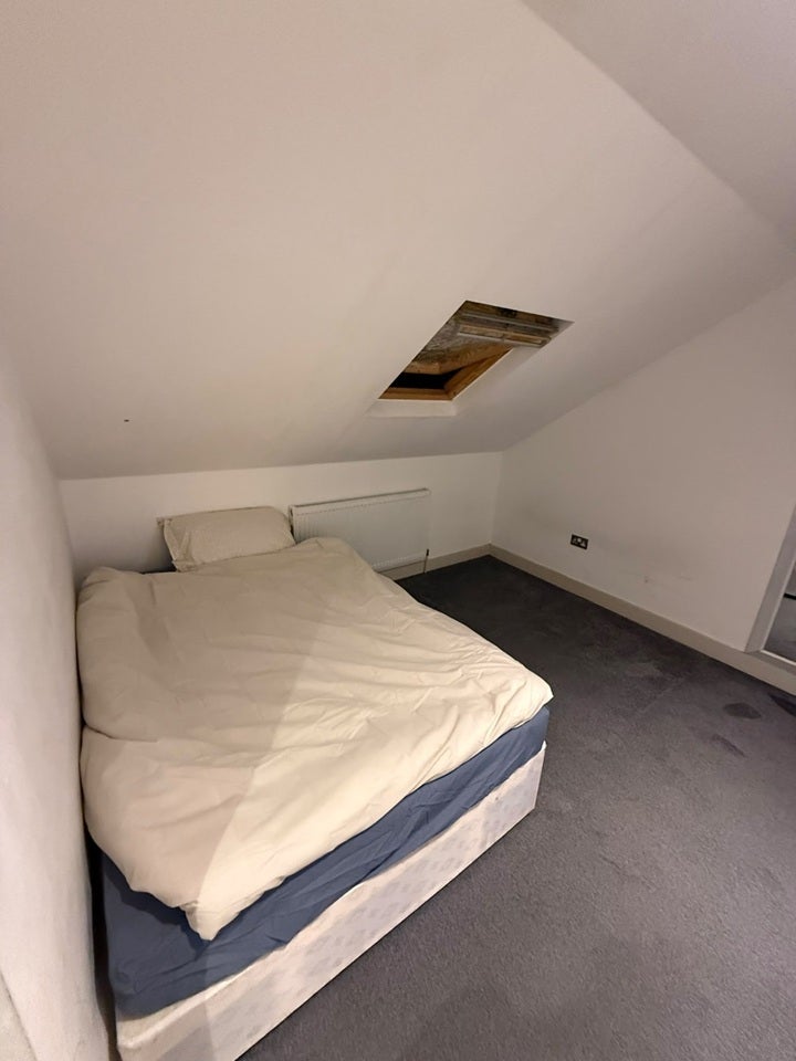 Flat Norbury Avenue in Greater London