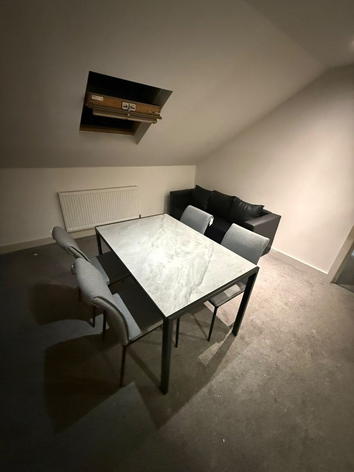 Flat Norbury Avenue in Greater London