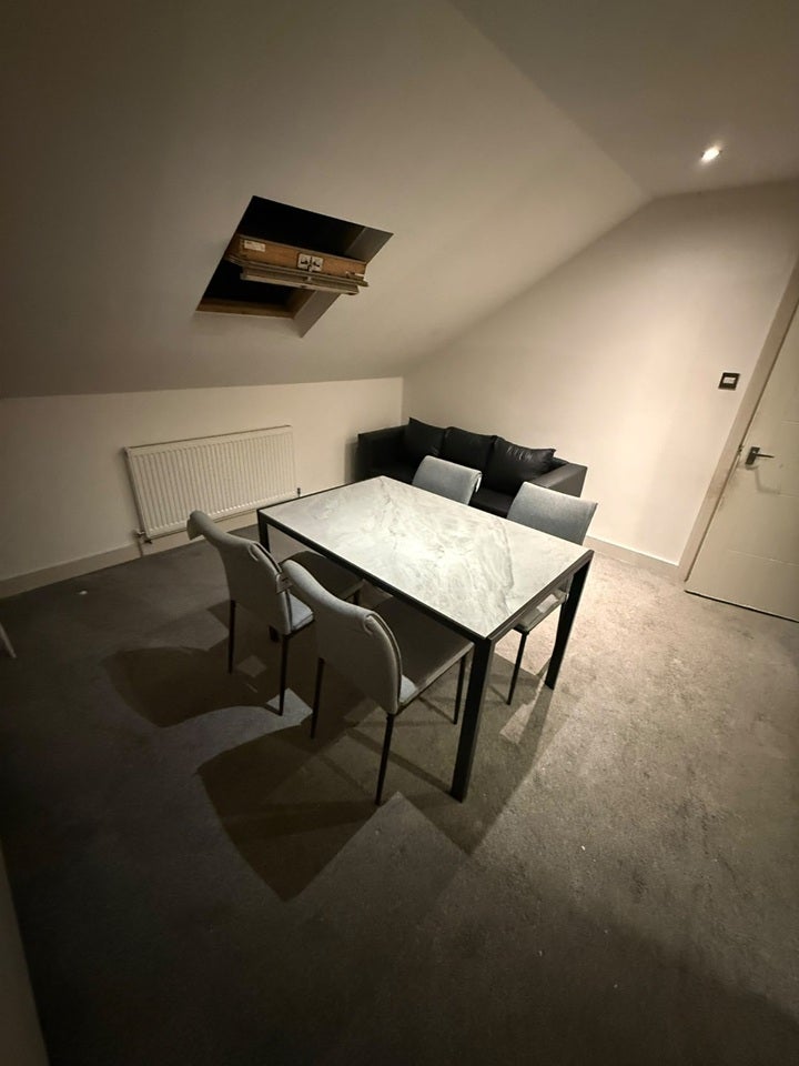 Flat Norbury Avenue in Greater London