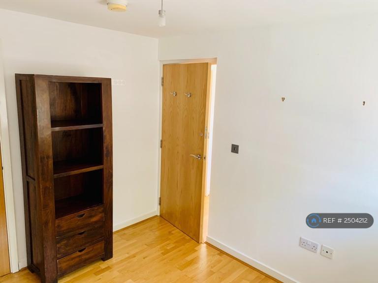 Flat Shepperton Road in Greater London