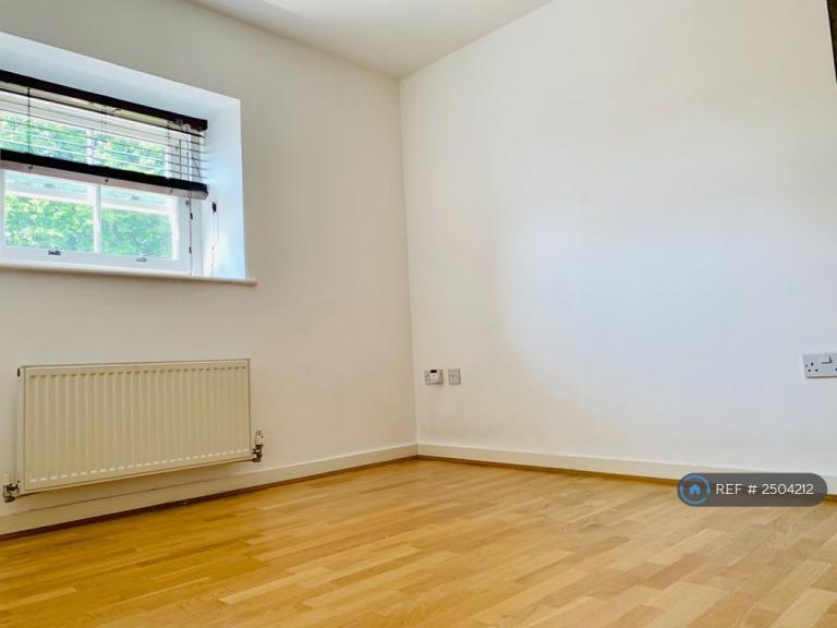 Flat Shepperton Road in Greater London