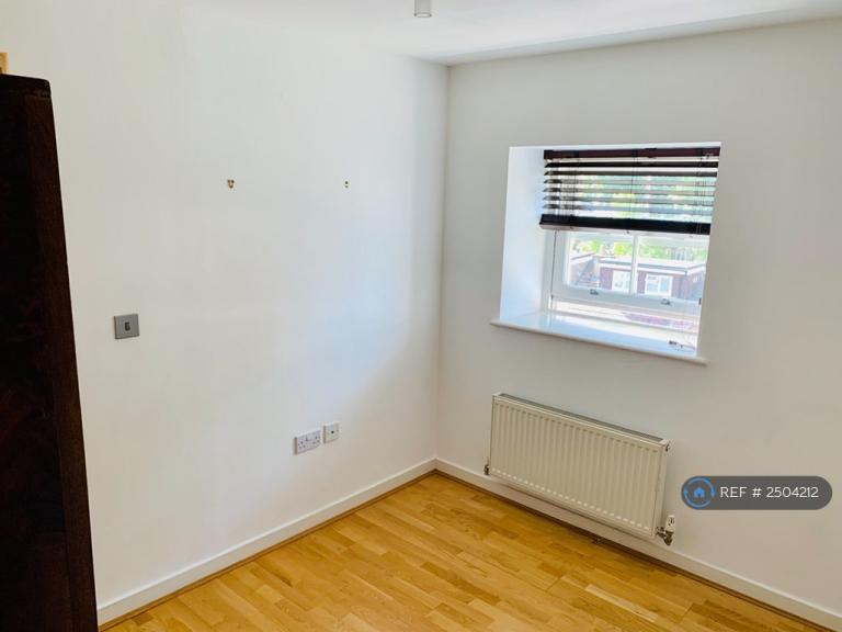 Flat Shepperton Road in Greater London