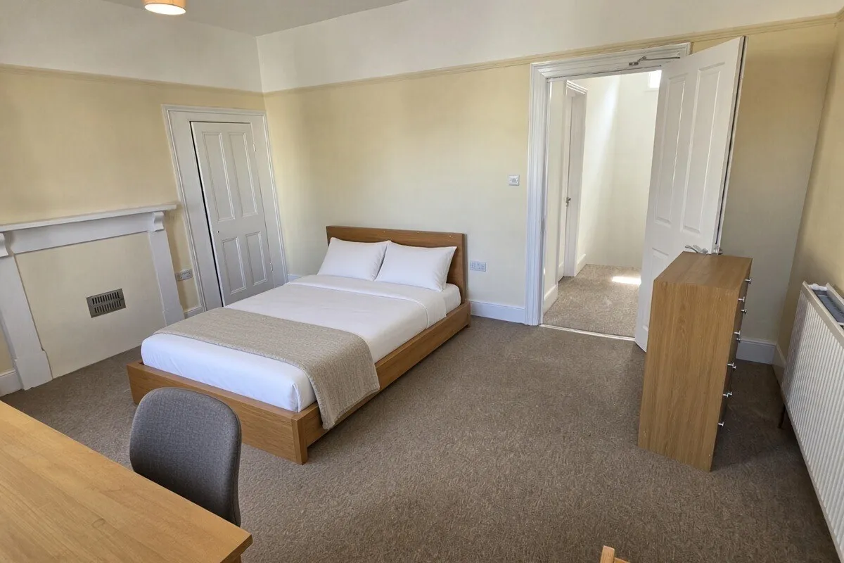Room Lower Bristol Road in Bath