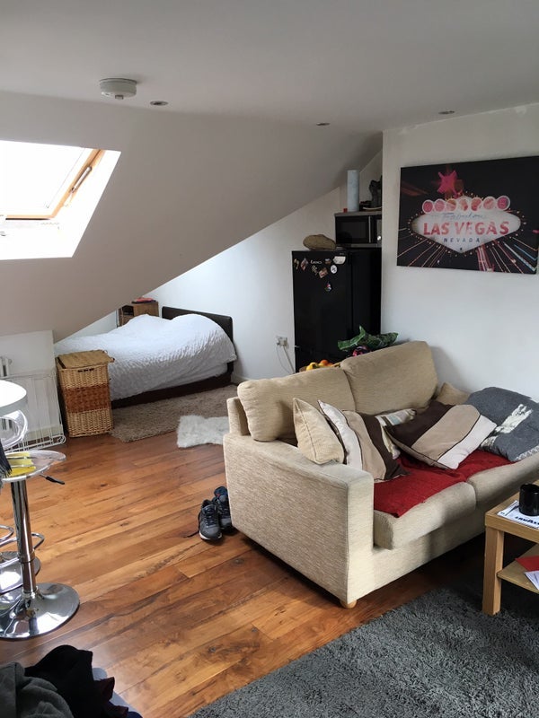 Flat Markmanor Avenue in Greater London