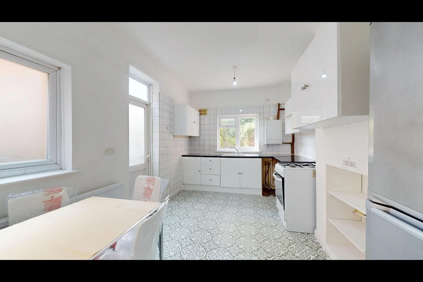 Room Gladstone Avenue in Greater London