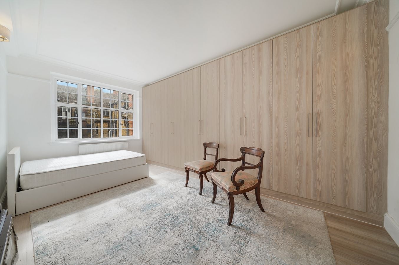 Flat Hornton Street in Greater London