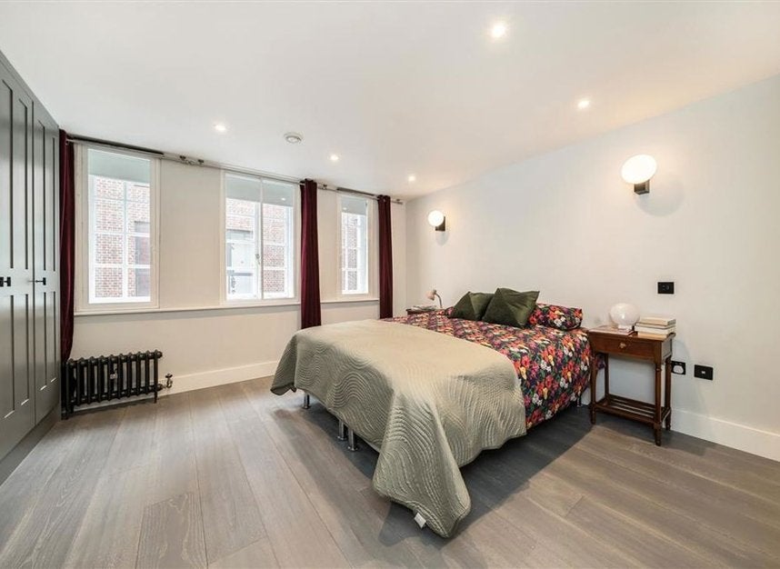Flat Beak Street in City of Westminster