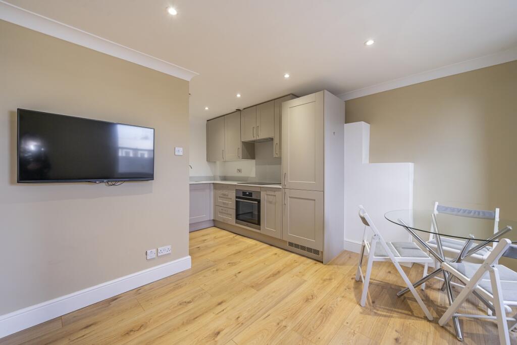 Flat Earl's Court Road in Greater London