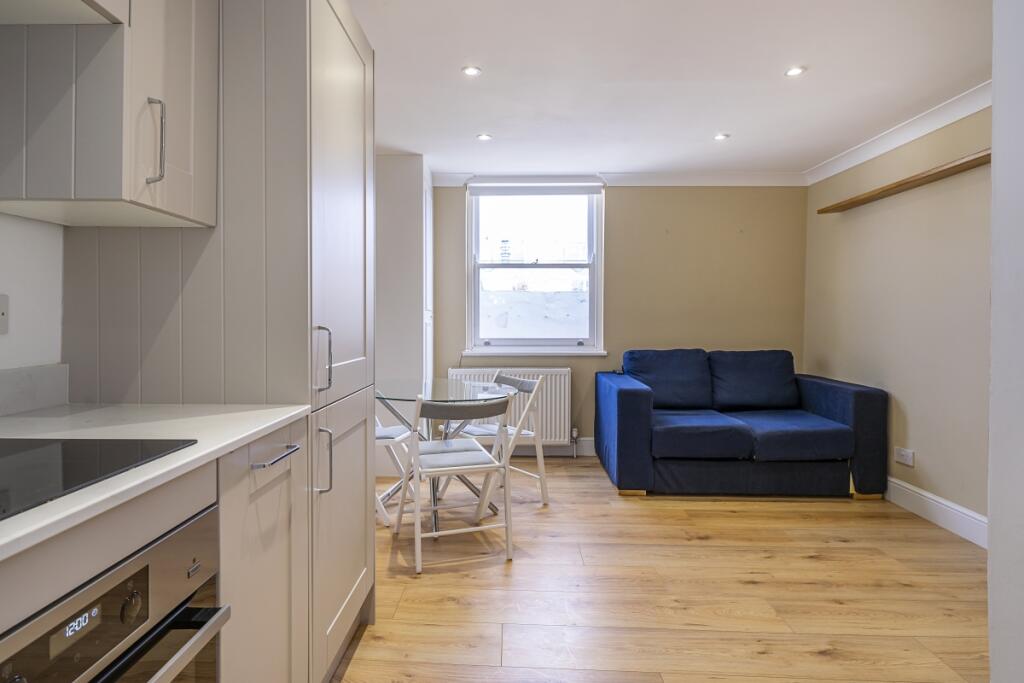 Flat Earl's Court Road in Greater London
