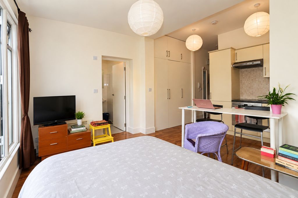Flat Seven Sisters Road in Greater London