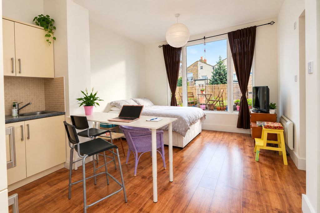 Flat Seven Sisters Road in Greater London