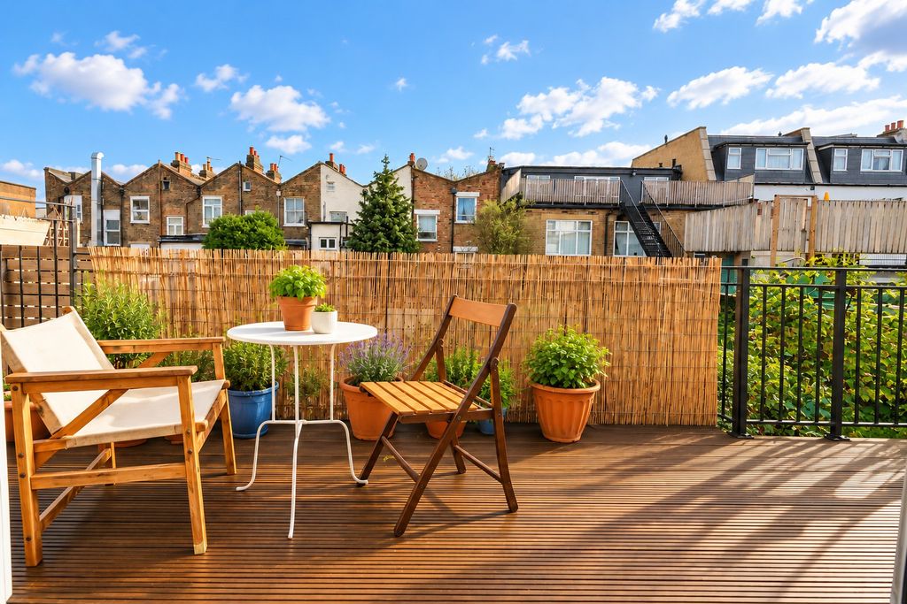 Flat Seven Sisters Road in Greater London