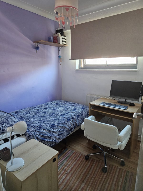 Room North End Road in Greater London