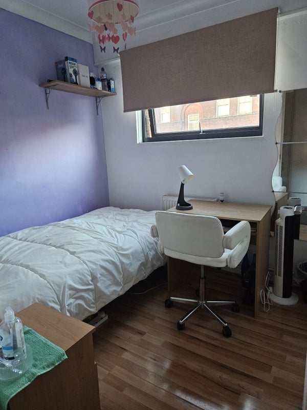 Room North End Road in Greater London