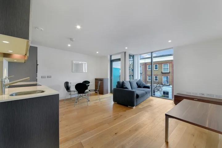Flat Packington Street in Greater London