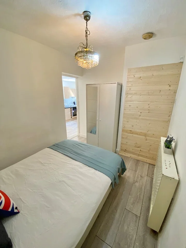 Flat Queensbury Road in Greater London