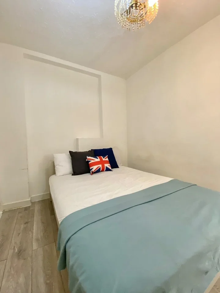 Flat Queensbury Road in Greater London