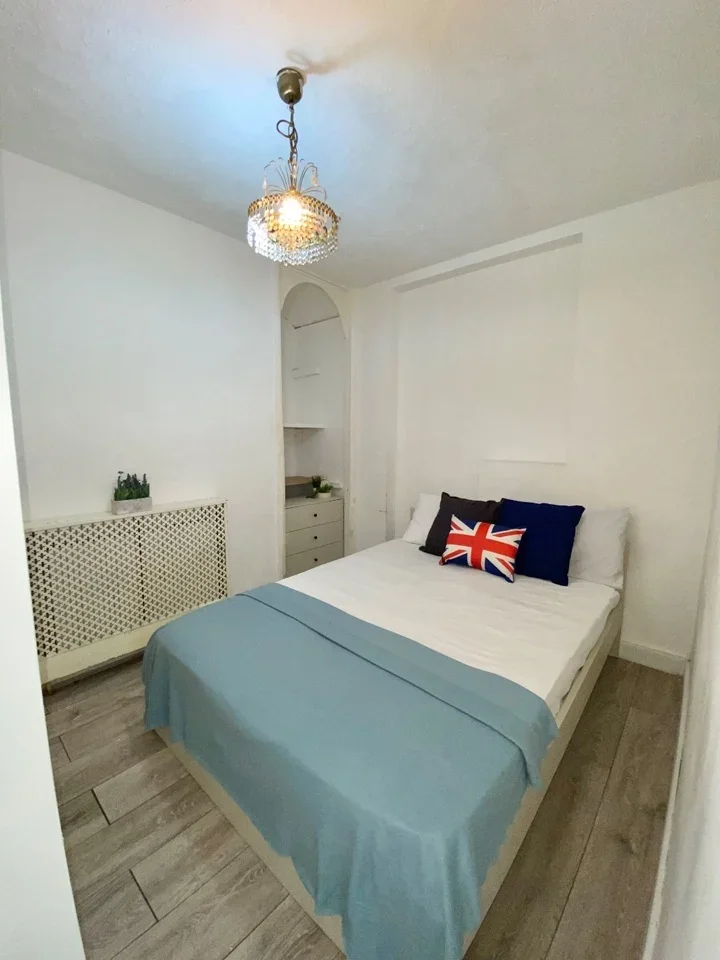 Flat Queensbury Road in Greater London