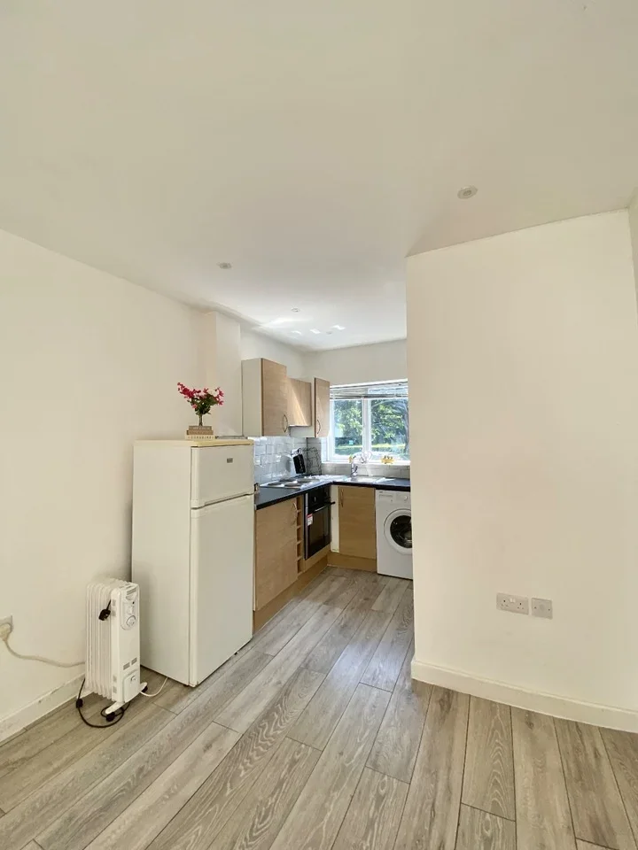 Flat Queensbury Road in Greater London