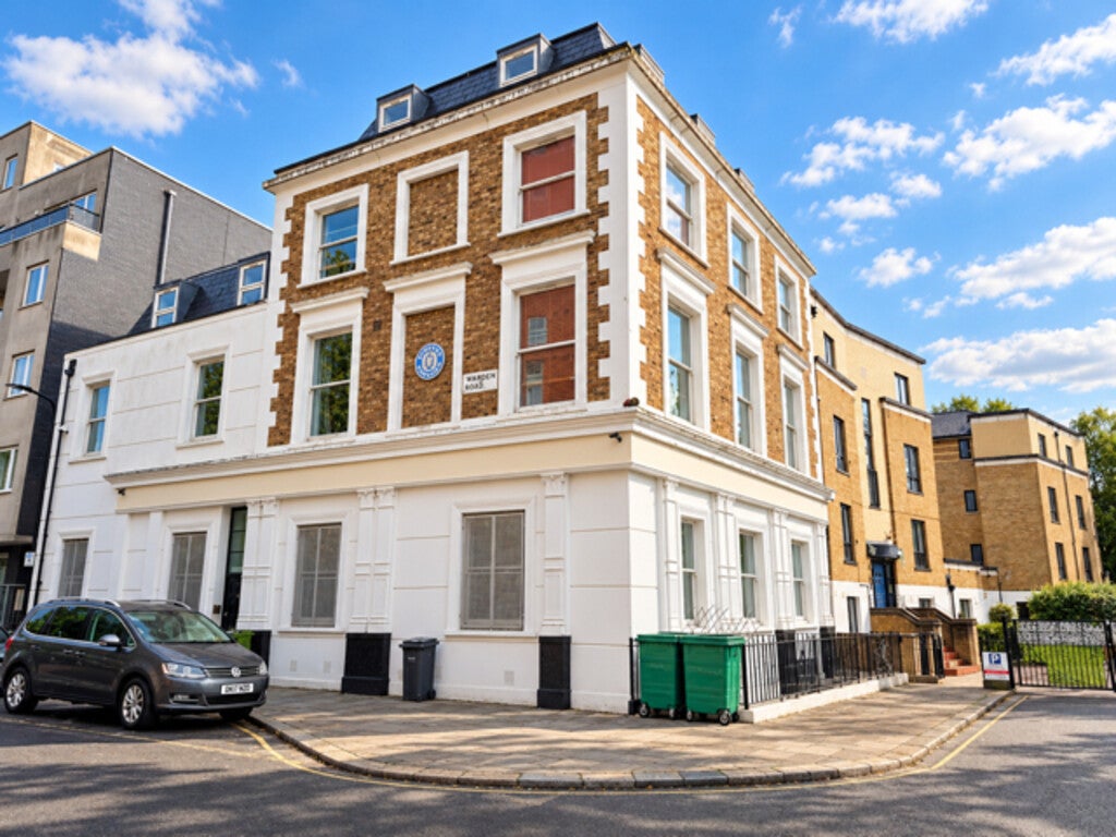 Flat Warden Road in Greater London