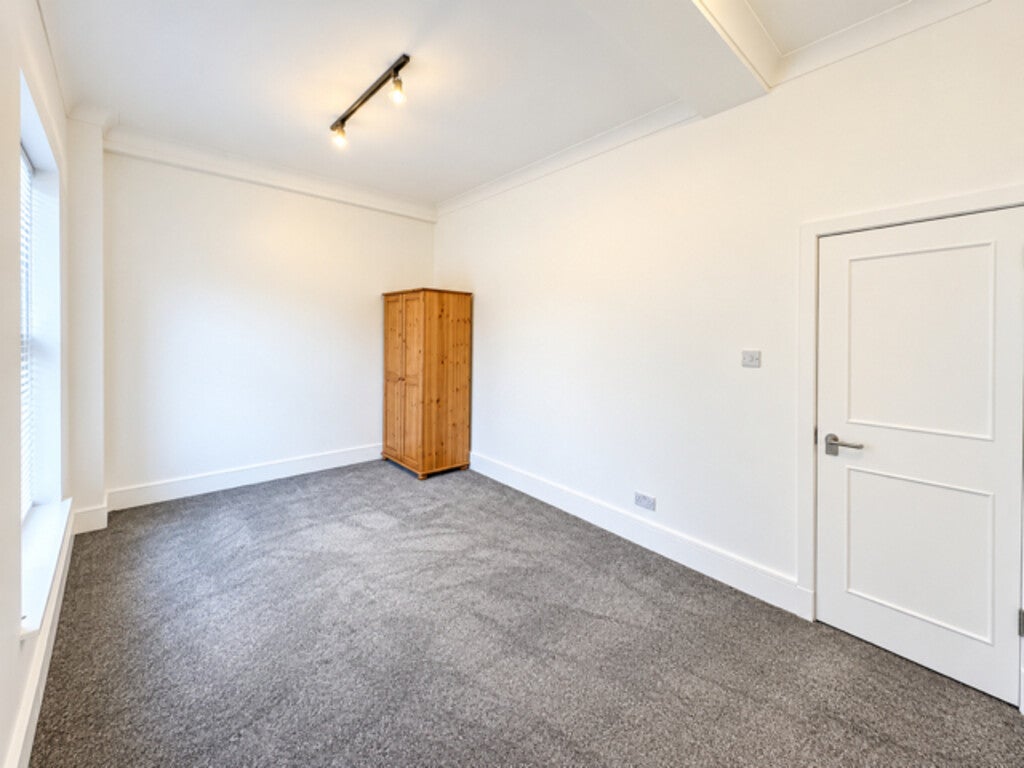 Flat Warden Road in Greater London