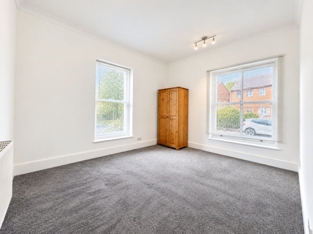 Flat Warden Road in Greater London