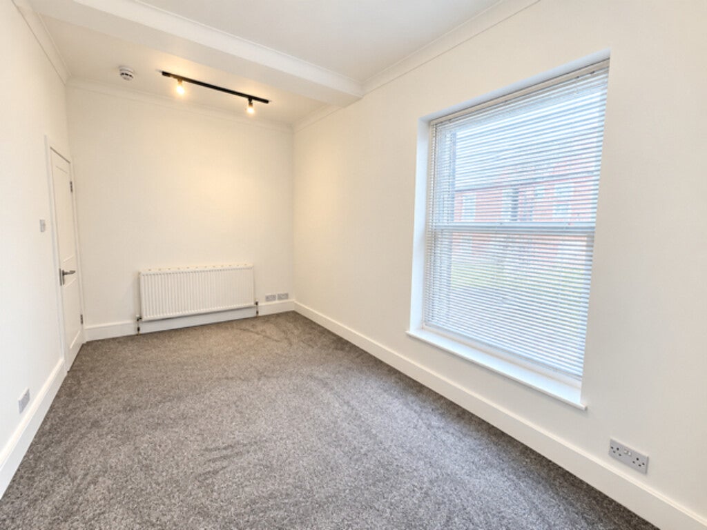 Flat Warden Road in Greater London
