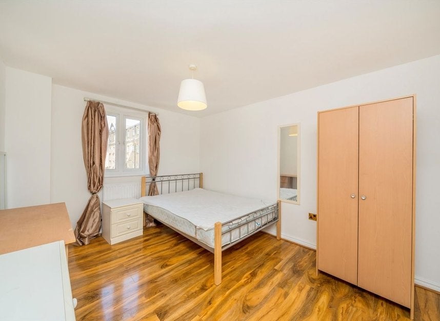 Flat Rotherhithe Street in Greater London